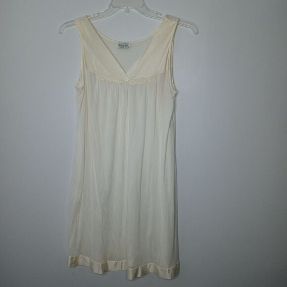 Vintage Vanity Fair ivory nightgown size medium - Picture 1 of 5